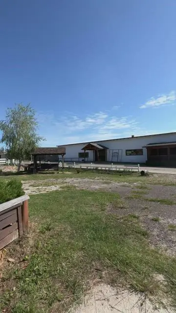 Le géant mange dans un énorme bol qui se trouve sur le toit de la maison. - 0