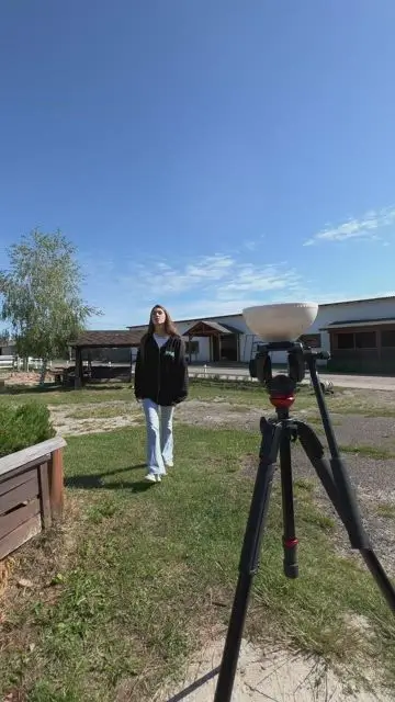 Le géant mange dans un énorme bol qui se trouve sur le toit de la maison. - 1