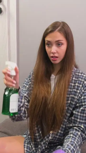洗一面镜子，一只猫出现在怀里 - 0