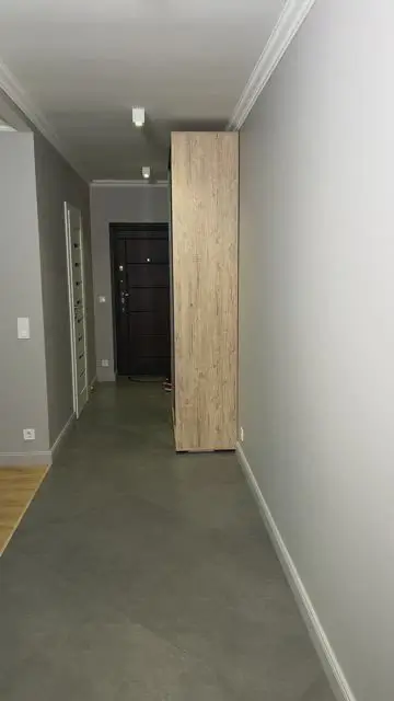 Sit on an invisible chair and hang in the air - 0