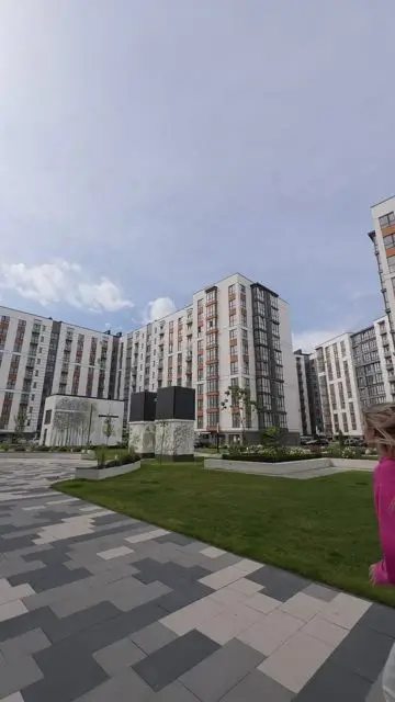 在天空中观看彗星撞上一颗巨大的月亮 - 0