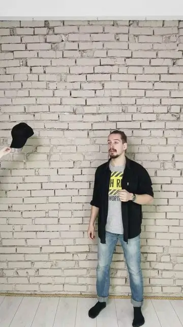 Кепка летить у сповільненій зйомці, поки персонаж встигає змінити образ кілька разів - 4