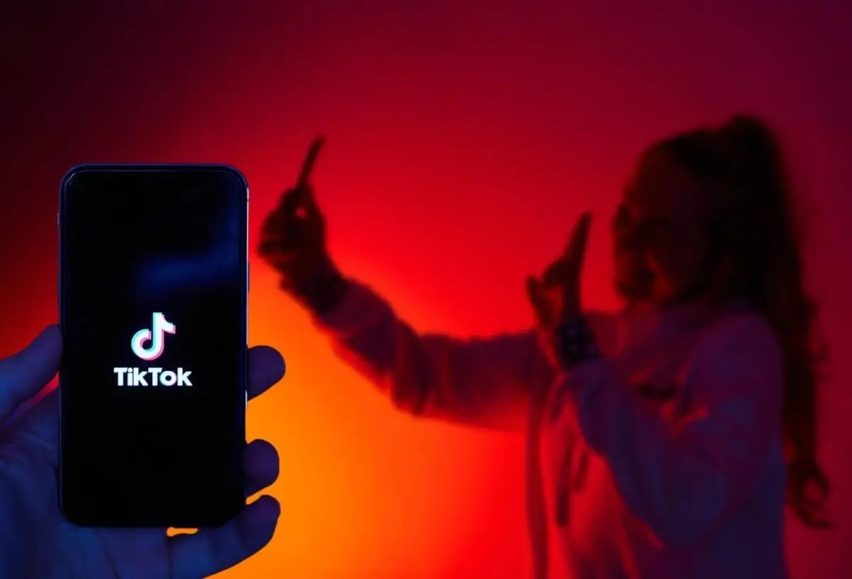 How to Do Silhouette Challenge on TikTok — Photo №1