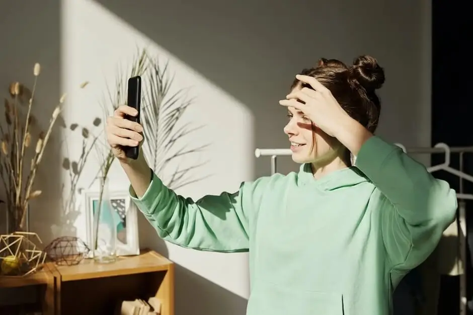 TikTokのビデオエディターでヘッドターンのトランジション — Photo №1